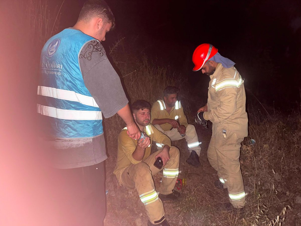 ulkucuedit's tweet photo. 📍İZMİR

Karşıyaka Örnekköy yangın bölgesinde müdahale çalışmalarında görev yapan devlet kurumlarımıza; İzmir Ülkü Ocakları Afet Koordinasyon Birimimiz ile Karşıyaka ve Bayraklı Ülkü Ocaklarımız tarafından sahada destek sağlanmaktadır.

Yaşasın Ülkü Ocakları 🇹🇷 https://t.co/iywty6PWnE