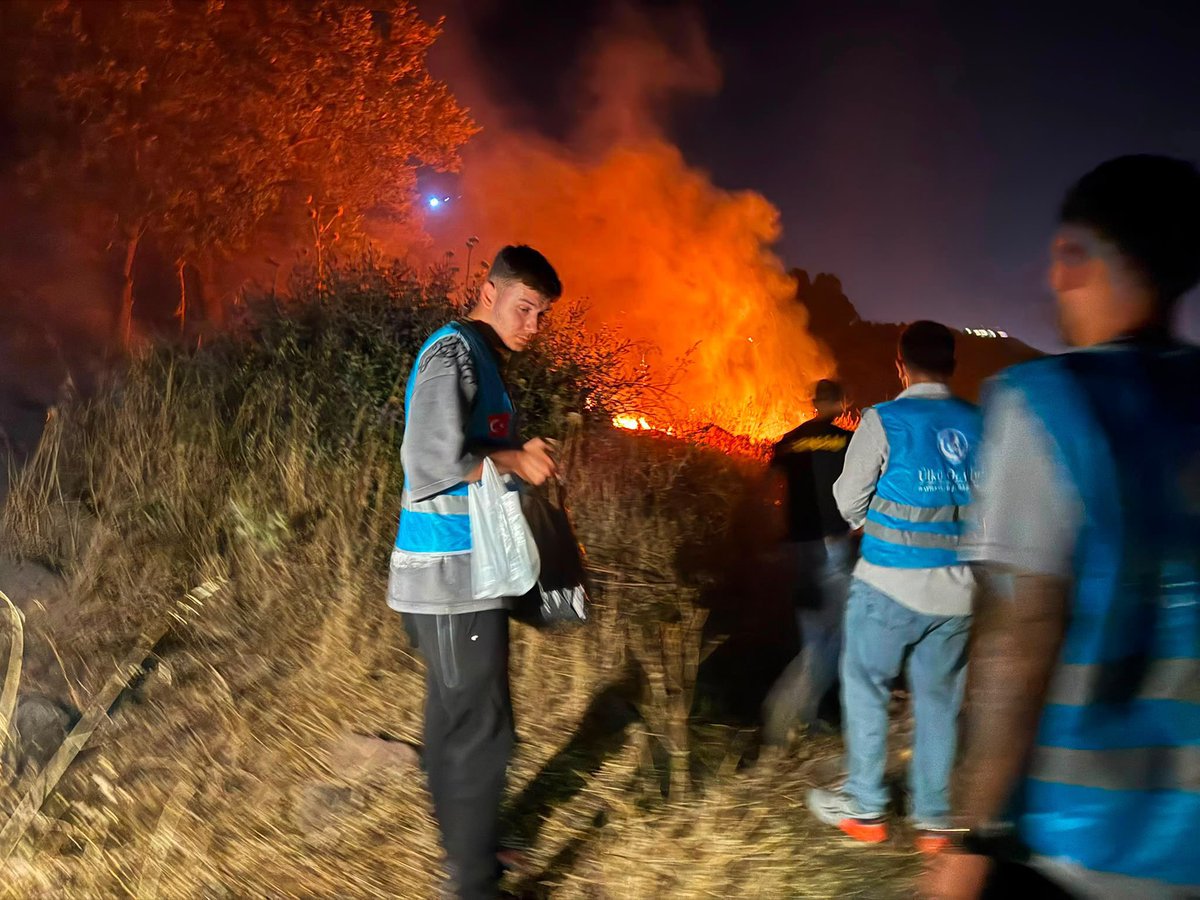 ulkucuedit's tweet photo. 📍İZMİR

Karşıyaka Örnekköy yangın bölgesinde müdahale çalışmalarında görev yapan devlet kurumlarımıza; İzmir Ülkü Ocakları Afet Koordinasyon Birimimiz ile Karşıyaka ve Bayraklı Ülkü Ocaklarımız tarafından sahada destek sağlanmaktadır.

Yaşasın Ülkü Ocakları 🇹🇷 https://t.co/iywty6PWnE