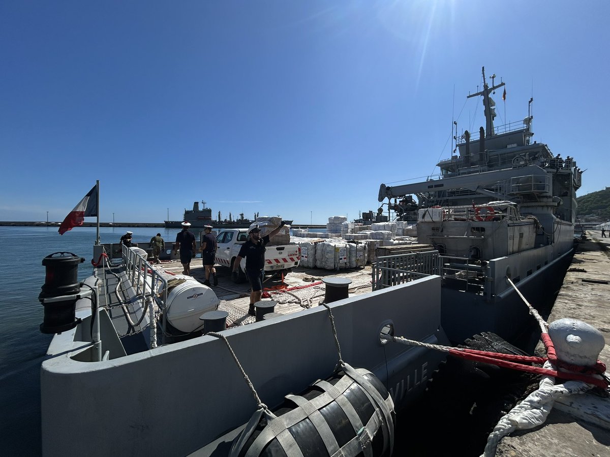 Epineda68's tweet photo. Ya llegó el buque de la marina nacional 🇫🇷 Dumont d’Urville con 44 toneladas de ayuda humanitaria para 🇻🇪 y que entregada a la Cruz Roja  y también una parte a Cáritas ! @francediplo @France24_es @jnbarrot 
 🇫🇷 🤝🇻🇪 https://t.co/rIKR0A1DKV