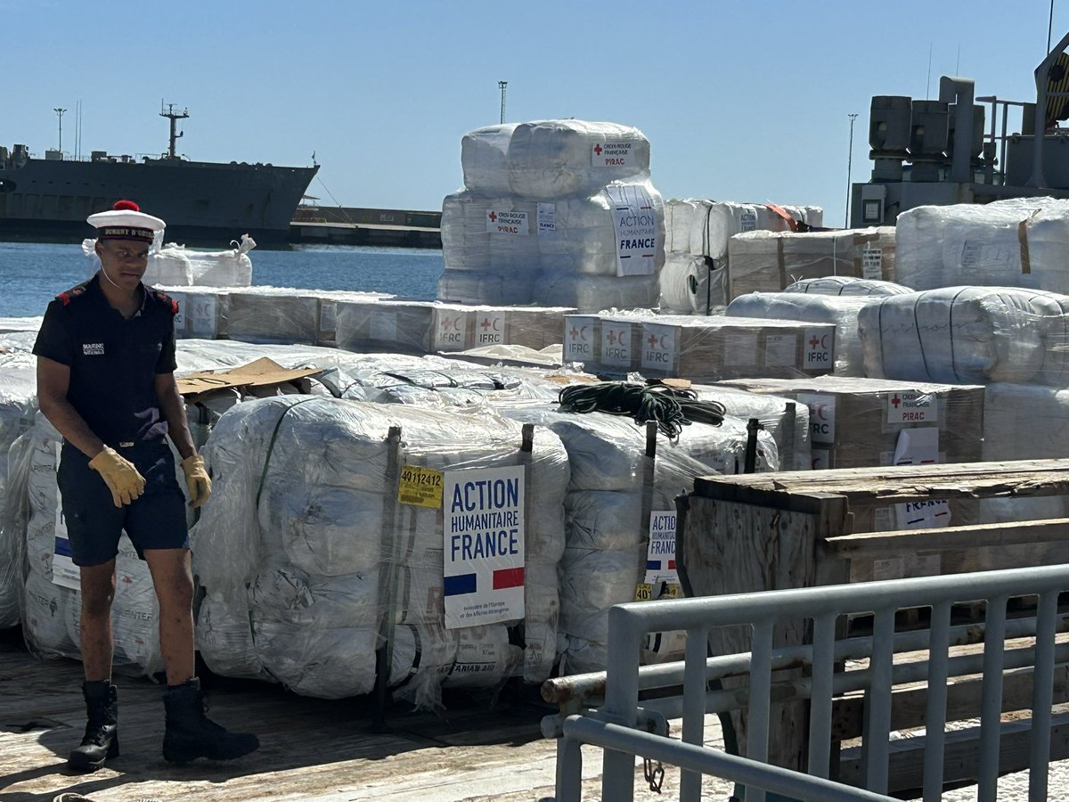 Epineda68's tweet photo. Ya llegó el buque de la marina nacional 🇫🇷 Dumont d’Urville con 44 toneladas de ayuda humanitaria para 🇻🇪 y que entregada a la Cruz Roja  y también una parte a Cáritas ! @francediplo @France24_es @jnbarrot 
 🇫🇷 🤝🇻🇪 https://t.co/rIKR0A1DKV