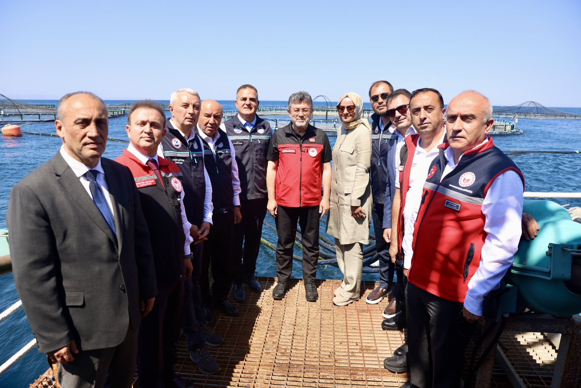 ibrahimyumakli's tweet photo. 🐟 Ülkemizde yetiştirilen her 4 balıktan 1’inin Muğla’da üretildiğini biliyor muydunuz?

🌊 Mavi Vatan’ın bereketi, üreticimizin emeğiyle buluştu; su ürünleri üretiminde yıllık 1 milyon tonu aşarak tarihimizin en yüksek rakamına ulaştık.

📍 Yetiştiriciliğin başkenti Muğla; levrek ve çipura üretimindeki liderliğiyle sofralarımıza lezzet, ekonomimize ise büyük katkı sağlıyor. Biz de modern otomasyon sistemleriyle yemleme yapılan yetiştiricilik tesisinde, sektörün geldiği aşamayı yerinde gördük. 

🤝 Üreten, emek veren ve Türkiye’yi su ürünlerinde dünya markası haline getiren üreticilerimize, balıkçılarımıza, ihracatçılarımıza ve sektörün tüm paydaşlarına yürekten teşekkür ediyorum.