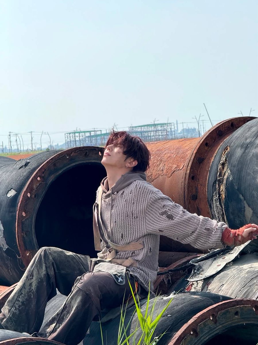 MONSTAXBASE's tweet photo. Kihyun [BORDERLINE] Concept Photoshoot and “So Good” MV behind the scenes from MONSTA X Instagram Channel #기현 #KIHYUN (1/24) https://t.co/kVZ6wLOxum