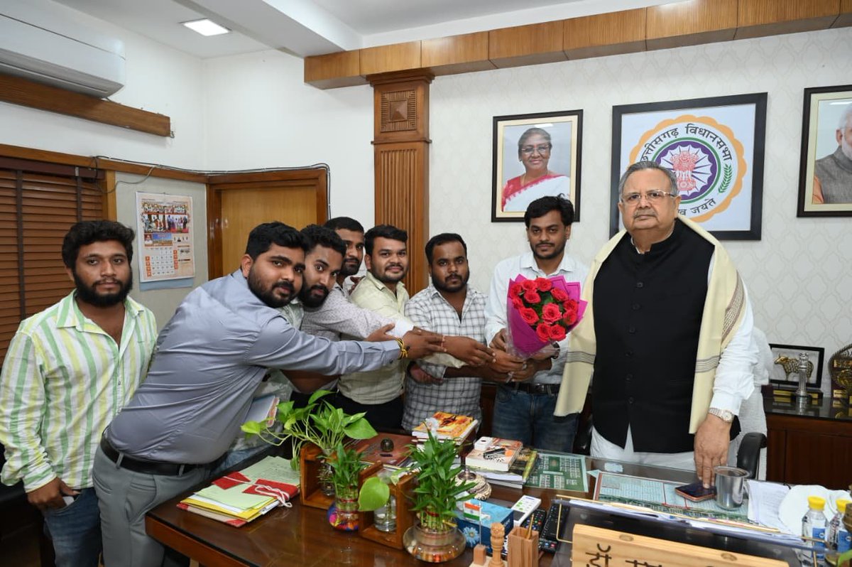 JaltarePratik's tweet photo. आज छत्तीसगढ़ विद्युत संविदा कर्मचारी संघ द्वारा छत्तीसगढ़ विधानसभा अध्यक्ष महोदय माननीय @drramansingh डॉ रमन सिंह जी से मुलाकात कर विगत 22 जून से चल रहे अनिश्चितकालीन हड़ताल को स्थगित किया गया उनके द्वारा बहुत जल्द ही सकारात्मक पहल का आश्वासन दिया गया। https://t.co/sQSGpSblxh