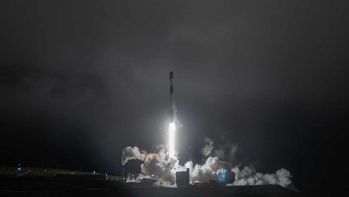 csa_asc's tweet photo. Successful launch of @UVic’s CubeSat MARMOTSat! 🚀

Built by students through the CUBICS initiative, this shoebox-sized satellite will study Earth’s ionosphere, a region of the upper atmosphere.

More details: https://t.co/enErDEqlYa

📷: SpaceX https://t.co/ftXgHAdJgt