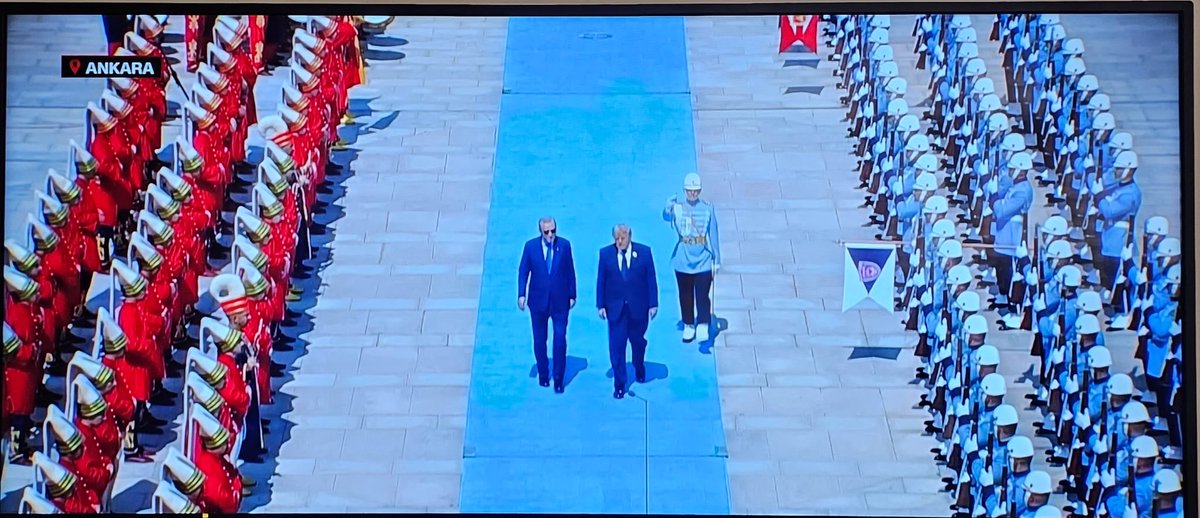 eafyoncu's tweet photo. Osmanlının muhteşem askerleri, Avrupa'nın korkulu rüyası Yeniçeriler, 200 yıl sonra bir devlet töreninde Cumhurbaşkanlığı  muhafız alayıyla birlikte ABD Başkanı Donald Trump'ı karşıladı. 
     Not: Birçok ülke devlet törenlerinde kendi tarihlerinin önemli askeri birlikleriyle misafirlerini karşılıyor. Yeniçerilerin bu törenlerde kullanılması gerektiğini senelerden beri söylüyordum. Çok doğru bir uygulama oldu.