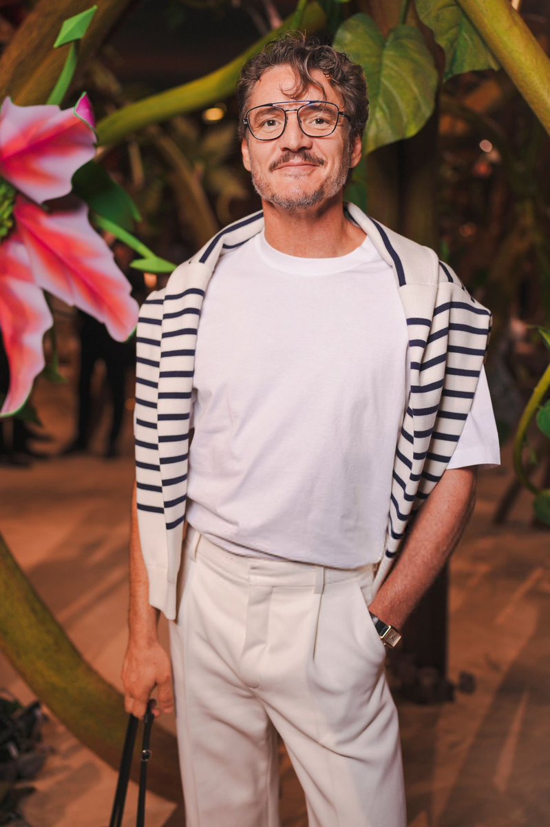 pascalarchive's tweet photo. Pedro Pascal at the Chanel fashion show as part of Paris Haute Couture Fall/Winter 2026 https://t.co/Yg0SYoQhWE