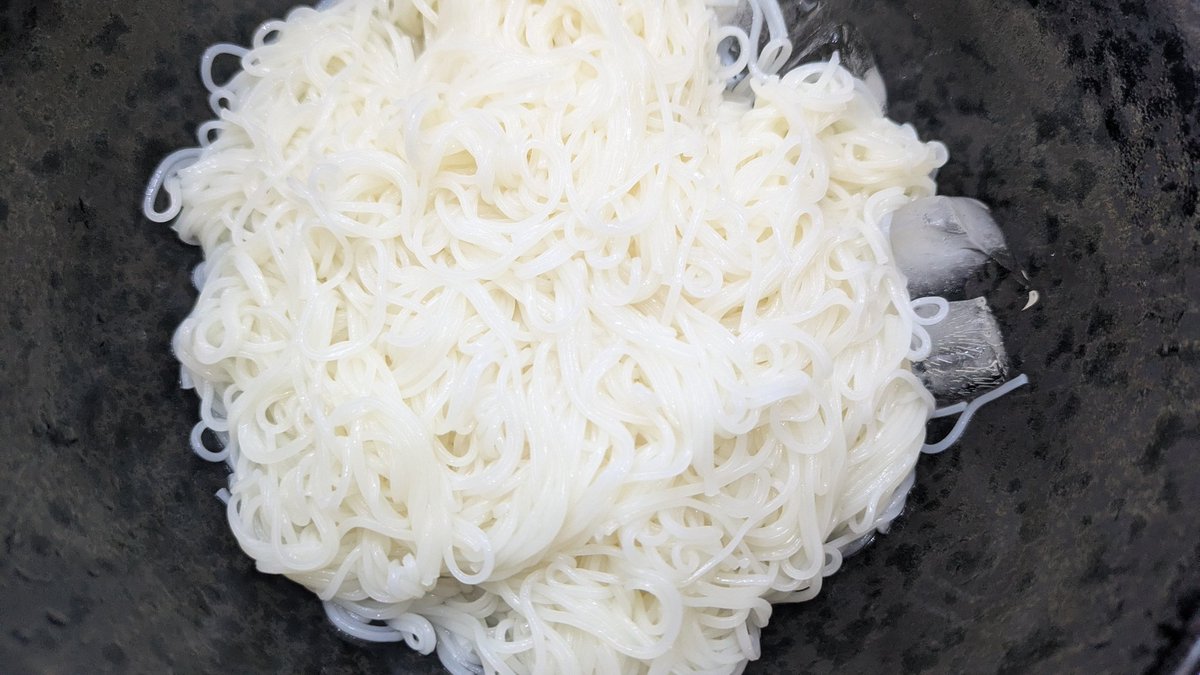 da10705's tweet photo. そうめんの日なので高いそうめん
揖保乃糸より多少細めな麺に今回はにんべんと合わせるとンマーイ！ https://t.co/gJUpjuSBjL