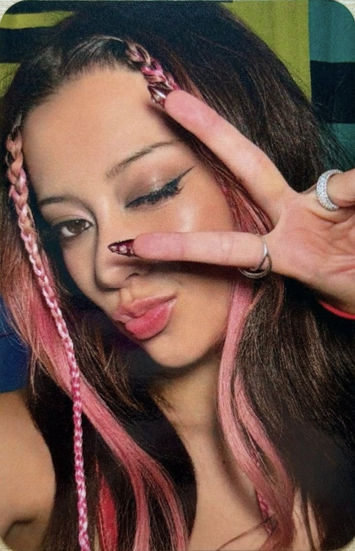 fishbxwl's tweet photo. pink haired megan come back to me https://t.co/AWsulIWgfR