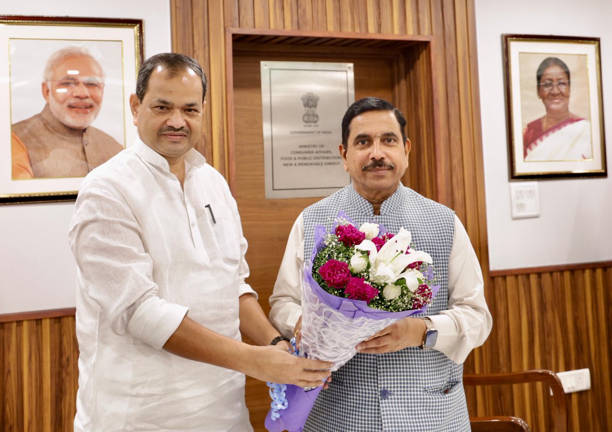 BiharEnergy's tweet photo. हरित ऊर्जा के क्षेत्र में बिहार को मिलेगी नई रफ्तार

 नई दिल्ली में बिहार के माननीय ऊर्जा मंत्री श्री शैलेश कुमार उर्फ बुलो मंडल एवं ऊर्जा सचिव-सह-अध्यक्ष एवं प्रबंध निदेशक, बीएसपीएचसीएल श्री अजय यादव (भा.प्र.से.) ने केंद्रीय नवीन एवं नवीकरणीय ऊर्जा मंत्री माननीय श्री प्रह्लाद जोशी तथा एमएनआरई के सचिव श्री संतोष कुमार सारंगी से मुलाकात कर राज्य की महत्वपूर्ण हरित ऊर्जा परियोजनाओं पर चर्चा की।

बैठक में 3305 मेगावाट ग्रीन एनर्जी कॉरिडोर एवं BESS के लिए केंद्र से सहयोग, पीएम सूर्य घर योजना के दायरे का विस्तार कर 10 लाख कुटीर ज्योति उपभोक्ताओं को शामिल करने के प्रस्ताव, पीएम-कुसुम (फेज-II) के तहत 1000 कृषि फीडरों के सोलराइजेशन, 150 मेगावाट SECI सोलर पार्क, ग्रीन हाइड्रोजन नीति तथा NISE के क्षेत्रीय परिसर की स्थापना जैसे महत्वपूर्ण प्रस्तावों पर चर्चा हुई।

बैठक के दौरान केंद्रीय मंत्री श्री प्रह्लाद जोशी एवं एमएनआरई के सचिव श्री संतोष कुमार सारंगी ने बिहार सरकार द्वारा प्रस्तुत प्रस्तावों पर आवश्यक सहयोग प्रदान करने का आश्वासन दिया। बिहार सरकार ने विश्वास व्यक्त किया कि केंद्र सरकार के सहयोग से राज्य में हरित ऊर्जा परियोजनाओं के क्रियान्वयन को नई गति मिलेगी।

#BSPHCL #GreenEnergy #RenewableEnergy #Power