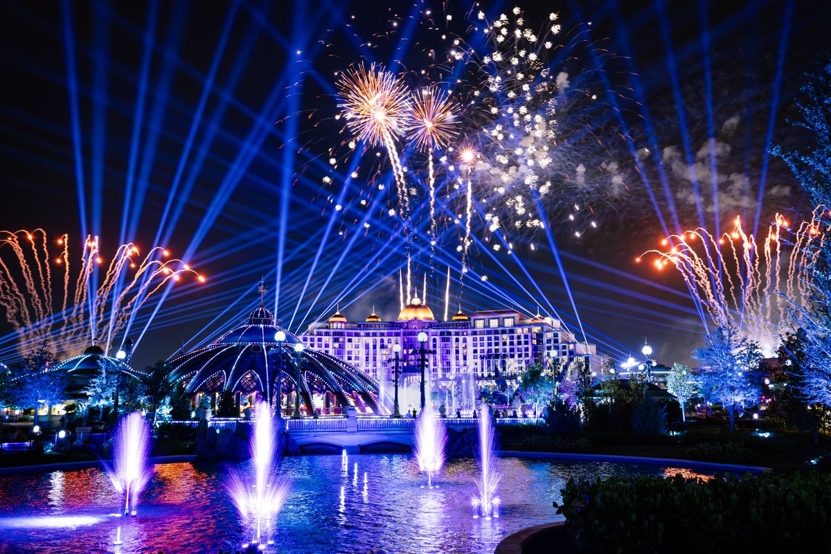 JoshNavarroTV's tweet photo. Check out these incredible official first-look photos shared by @UniversalORL, giving us a glimpse of "Universal Celestial Goodnight" debuting tonight! 🌟🎆 Expect 7M LED lights, 350 fountains, and music celebrating the park's worlds. #UniversalOrl https://t.co/VplMZZqW8O