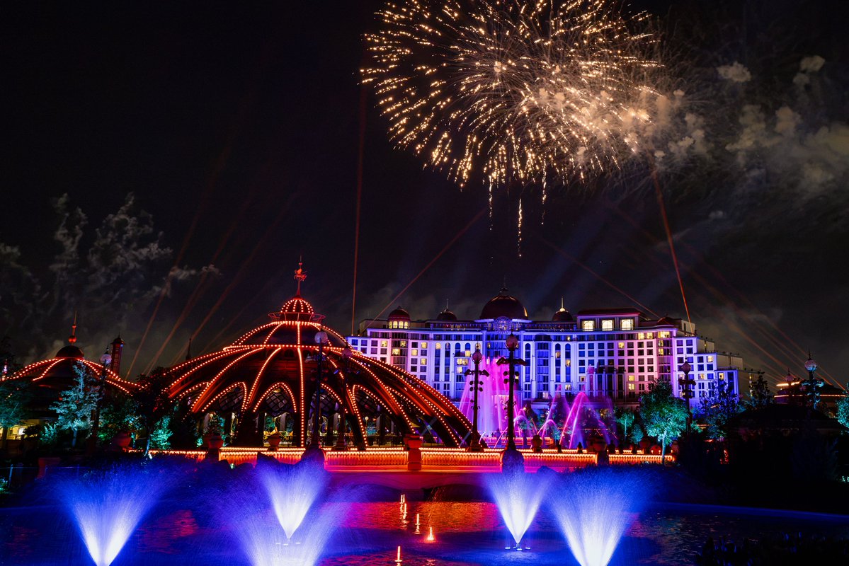 JoshNavarroTV's tweet photo. Check out these incredible official first-look photos shared by @UniversalORL, giving us a glimpse of "Universal Celestial Goodnight" debuting tonight! 🌟🎆 Expect 7M LED lights, 350 fountains, and music celebrating the park's worlds. #UniversalOrl https://t.co/VplMZZqW8O