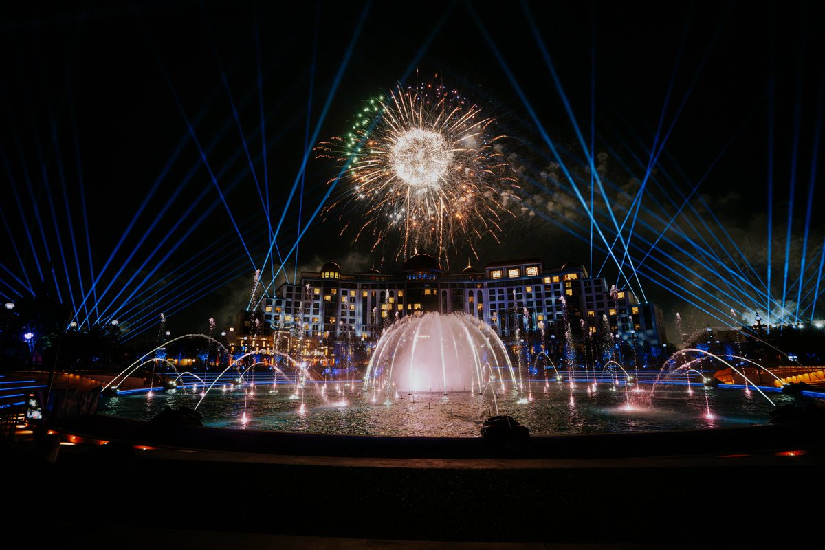 JoshNavarroTV's tweet photo. Check out these incredible official first-look photos shared by @UniversalORL, giving us a glimpse of "Universal Celestial Goodnight" debuting tonight! 🌟🎆 Expect 7M LED lights, 350 fountains, and music celebrating the park's worlds. #UniversalOrl https://t.co/VplMZZqW8O