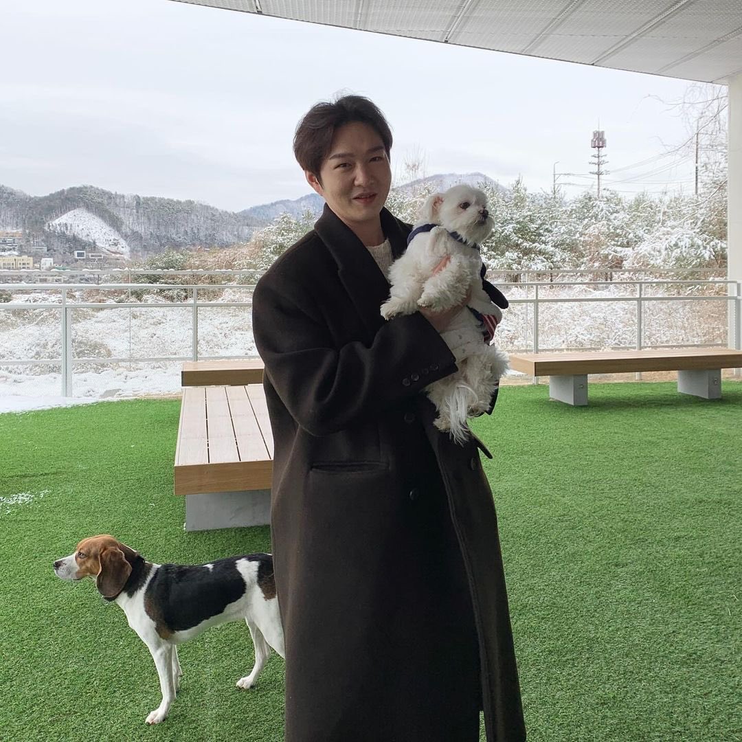 sub_ppo_62's tweet photo. 애견카페 데이트 하러오신 신혼쀼같음 긍데 여기서 연상 임신중이심 덕분에 꾼니 체력은 작은아빠가 감당해야하는데 그게 보통 힘든일이 아닌거지ㅋㅋ섮아빠 대신해서 애견카페와서도 꾼니놀아주느라 진빠진 윣아빠

🦊후우.. 형 꾼니체력 감당 어떻게 했어? 대단했었네 이찬섮..
🍑ㅋㅋㅋ벌써 지친거야? 윣떵쟤? 너 꼬물이까지 나오면 어쩔려고 그래ㅋㅋ
🦊..그러니까 나 오늘부터 다시 운동할꺼야 
🍑ㅋㅋㅋㅋ웅 열심히 해 자기
