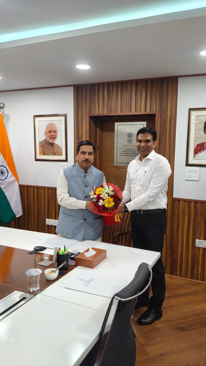 BiharEnergy's tweet photo. हरित ऊर्जा के क्षेत्र में बिहार को मिलेगी नई रफ्तार

 नई दिल्ली में बिहार के माननीय ऊर्जा मंत्री श्री शैलेश कुमार उर्फ बुलो मंडल एवं ऊर्जा सचिव-सह-अध्यक्ष एवं प्रबंध निदेशक, बीएसपीएचसीएल श्री अजय यादव (भा.प्र.से.) ने केंद्रीय नवीन एवं नवीकरणीय ऊर्जा मंत्री माननीय श्री प्रह्लाद जोशी तथा एमएनआरई के सचिव श्री संतोष कुमार सारंगी से मुलाकात कर राज्य की महत्वपूर्ण हरित ऊर्जा परियोजनाओं पर चर्चा की।

बैठक में 3305 मेगावाट ग्रीन एनर्जी कॉरिडोर एवं BESS के लिए केंद्र से सहयोग, पीएम सूर्य घर योजना के दायरे का विस्तार कर 10 लाख कुटीर ज्योति उपभोक्ताओं को शामिल करने के प्रस्ताव, पीएम-कुसुम (फेज-II) के तहत 1000 कृषि फीडरों के सोलराइजेशन, 150 मेगावाट SECI सोलर पार्क, ग्रीन हाइड्रोजन नीति तथा NISE के क्षेत्रीय परिसर की स्थापना जैसे महत्वपूर्ण प्रस्तावों पर चर्चा हुई।

बैठक के दौरान केंद्रीय मंत्री श्री प्रह्लाद जोशी एवं एमएनआरई के सचिव श्री संतोष कुमार सारंगी ने बिहार सरकार द्वारा प्रस्तुत प्रस्तावों पर आवश्यक सहयोग प्रदान करने का आश्वासन दिया। बिहार सरकार ने विश्वास व्यक्त किया कि केंद्र सरकार के सहयोग से राज्य में हरित ऊर्जा परियोजनाओं के क्रियान्वयन को नई गति मिलेगी।

#BSPHCL #GreenEnergy #RenewableEnergy #Power