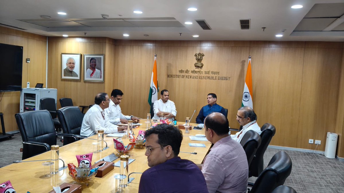BiharEnergy's tweet photo. हरित ऊर्जा के क्षेत्र में बिहार को मिलेगी नई रफ्तार

 नई दिल्ली में बिहार के माननीय ऊर्जा मंत्री श्री शैलेश कुमार उर्फ बुलो मंडल एवं ऊर्जा सचिव-सह-अध्यक्ष एवं प्रबंध निदेशक, बीएसपीएचसीएल श्री अजय यादव (भा.प्र.से.) ने केंद्रीय नवीन एवं नवीकरणीय ऊर्जा मंत्री माननीय श्री प्रह्लाद जोशी तथा एमएनआरई के सचिव श्री संतोष कुमार सारंगी से मुलाकात कर राज्य की महत्वपूर्ण हरित ऊर्जा परियोजनाओं पर चर्चा की।

बैठक में 3305 मेगावाट ग्रीन एनर्जी कॉरिडोर एवं BESS के लिए केंद्र से सहयोग, पीएम सूर्य घर योजना के दायरे का विस्तार कर 10 लाख कुटीर ज्योति उपभोक्ताओं को शामिल करने के प्रस्ताव, पीएम-कुसुम (फेज-II) के तहत 1000 कृषि फीडरों के सोलराइजेशन, 150 मेगावाट SECI सोलर पार्क, ग्रीन हाइड्रोजन नीति तथा NISE के क्षेत्रीय परिसर की स्थापना जैसे महत्वपूर्ण प्रस्तावों पर चर्चा हुई।

बैठक के दौरान केंद्रीय मंत्री श्री प्रह्लाद जोशी एवं एमएनआरई के सचिव श्री संतोष कुमार सारंगी ने बिहार सरकार द्वारा प्रस्तुत प्रस्तावों पर आवश्यक सहयोग प्रदान करने का आश्वासन दिया। बिहार सरकार ने विश्वास व्यक्त किया कि केंद्र सरकार के सहयोग से राज्य में हरित ऊर्जा परियोजनाओं के क्रियान्वयन को नई गति मिलेगी।

#BSPHCL #GreenEnergy #RenewableEnergy #Power