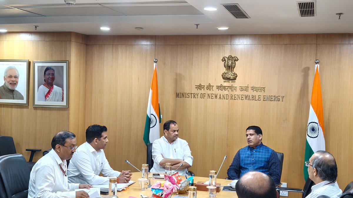 BiharEnergy's tweet photo. हरित ऊर्जा के क्षेत्र में बिहार को मिलेगी नई रफ्तार

 नई दिल्ली में बिहार के माननीय ऊर्जा मंत्री श्री शैलेश कुमार उर्फ बुलो मंडल एवं ऊर्जा सचिव-सह-अध्यक्ष एवं प्रबंध निदेशक, बीएसपीएचसीएल श्री अजय यादव (भा.प्र.से.) ने केंद्रीय नवीन एवं नवीकरणीय ऊर्जा मंत्री माननीय श्री प्रह्लाद जोशी तथा एमएनआरई के सचिव श्री संतोष कुमार सारंगी से मुलाकात कर राज्य की महत्वपूर्ण हरित ऊर्जा परियोजनाओं पर चर्चा की।

बैठक में 3305 मेगावाट ग्रीन एनर्जी कॉरिडोर एवं BESS के लिए केंद्र से सहयोग, पीएम सूर्य घर योजना के दायरे का विस्तार कर 10 लाख कुटीर ज्योति उपभोक्ताओं को शामिल करने के प्रस्ताव, पीएम-कुसुम (फेज-II) के तहत 1000 कृषि फीडरों के सोलराइजेशन, 150 मेगावाट SECI सोलर पार्क, ग्रीन हाइड्रोजन नीति तथा NISE के क्षेत्रीय परिसर की स्थापना जैसे महत्वपूर्ण प्रस्तावों पर चर्चा हुई।

बैठक के दौरान केंद्रीय मंत्री श्री प्रह्लाद जोशी एवं एमएनआरई के सचिव श्री संतोष कुमार सारंगी ने बिहार सरकार द्वारा प्रस्तुत प्रस्तावों पर आवश्यक सहयोग प्रदान करने का आश्वासन दिया। बिहार सरकार ने विश्वास व्यक्त किया कि केंद्र सरकार के सहयोग से राज्य में हरित ऊर्जा परियोजनाओं के क्रियान्वयन को नई गति मिलेगी।

#BSPHCL #GreenEnergy #RenewableEnergy #Power