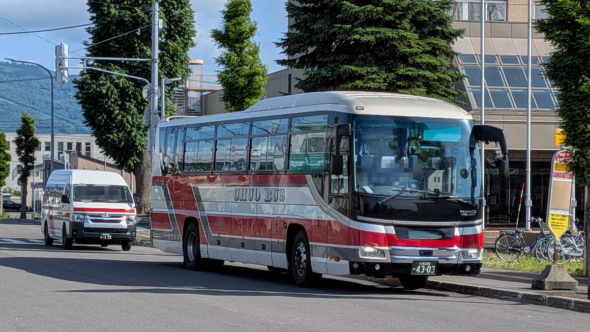 HKD_NORIMON's tweet photo. 最近よく見かける組み合わせ...😊
中央バス 高速るもい号 セレガ と
空知中央バス 循環線 ハイエース
2026.7.7 深川市立病院前 https://t.co/4phPdZGNeE