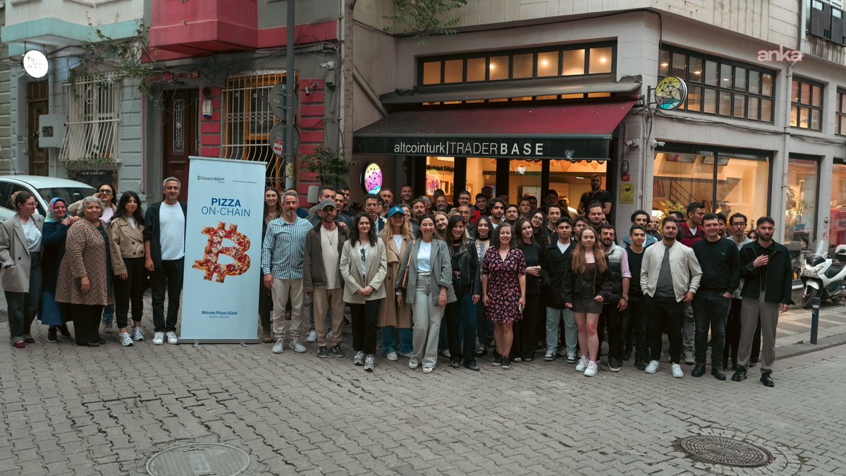 anasponsortr's tweet photo. Kripto para ve blokzincir topluluğu Altcointurk, geleneksel "#KriptoCuma" buluşmaları kapsamında Bitcoin Pizza Günü’nü, Garanti BBVA Kripto sponsorluğunda Altcointurk Base’de düzenlenen etkinlikle kutladı. https://t.co/JK7LdTNTQh