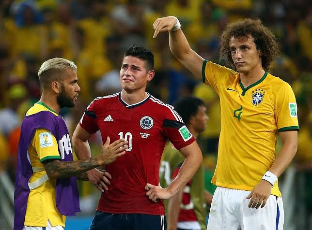 VeeFalo's tweet photo. @icristianefe A demás con el zoom de la foto no se alcanza a ver el gesto de David Luiz ❤️🇧🇷 https://t.co/mZQUVtqiNt