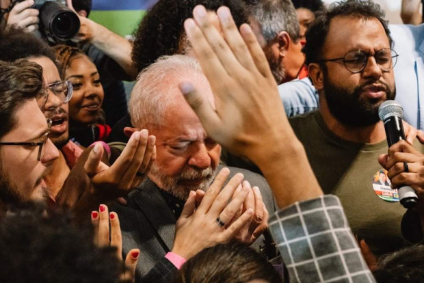 entrecejas3's tweet photo. No es sobre fútbol pero en Netflix hay un documental sobre cómo la iglesia evangélica ha impactado negativamente en la política brasileña: 'Apocalipsis en los trópicos'. Lo dirige Petra Costa. https://t.co/ksDH9Z7b7R
