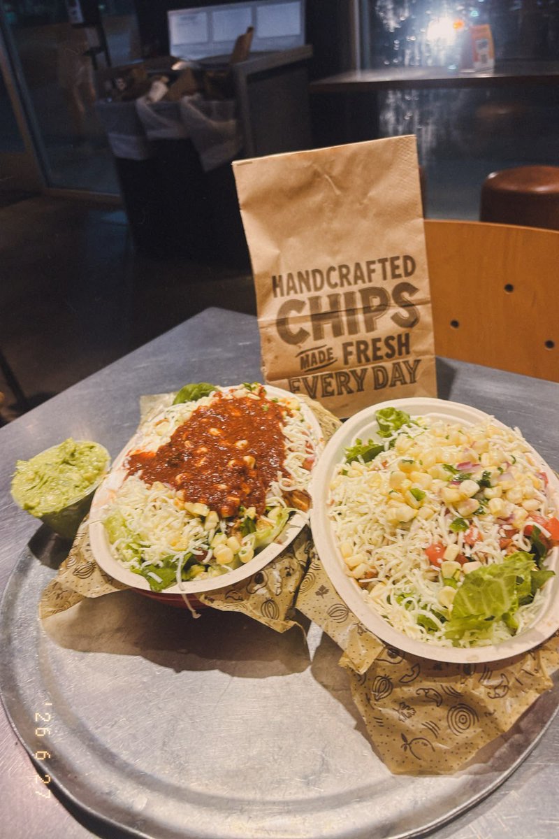 bossbabejass's tweet photo. Chipotle Lovers 😍 https://t.co/GMH8iMH5LC