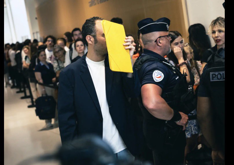 Ad_Vitam44_'s tweet photo. 🇫🇷⚡️ Verdict ce mardi au tribunal de Paris dans l’affaire du périscolaire à l’école Alphonse-Baudin :
L’ex-animateur David G. est relaxé des accusations d’agressions sexuelles sur des enfants de maternelle, au bénéfice du doute.
Condamné en revanche à 8 mois de prison avec sursis pour harcèlement sexuel sur deux collègues.
Un jugement qui suscite l’incompréhension des parents et des associations face aux témoignages recueillis. 
⚠️Le parquet fait appel.
#Périscolaire #Justice #Paris #Enfance