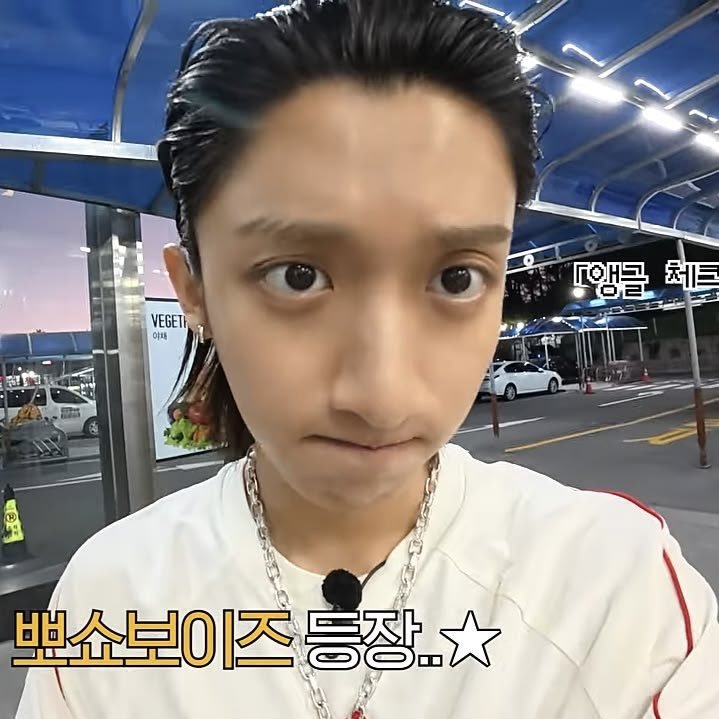 forwooryul's tweet photo. this cute habit of ujinie https://t.co/2TyWVWRjma