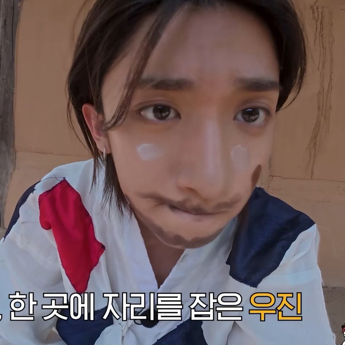 forwooryul's tweet photo. this cute habit of ujinie https://t.co/2TyWVWRjma