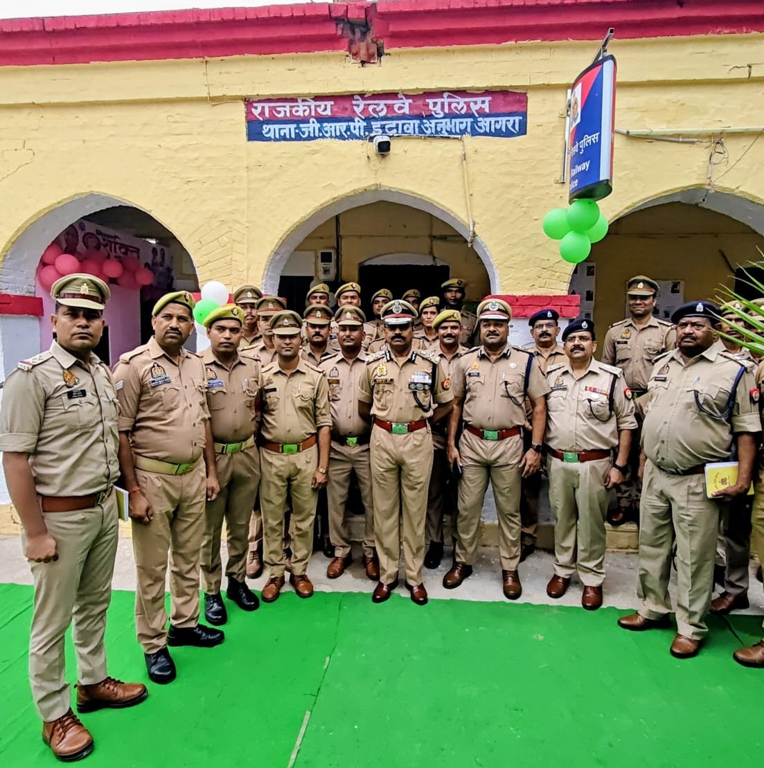 prakashdips's tweet photo. Visited GRP Etawah PS &amp; inspected Mahila Help Desk,Crime Branch,Train Escort Duty, Use of gadgets like Bodyworn Camera, Bluetooth Speaker,Drone Camera etc.
Rewarded Mahila Cons.Lalthesh Kumari &amp; Rajini Kumari &amp; SO GRP EWH Sh. Jitendra Kumar.
#FieldVisits https://t.co/wAJhcuAonW