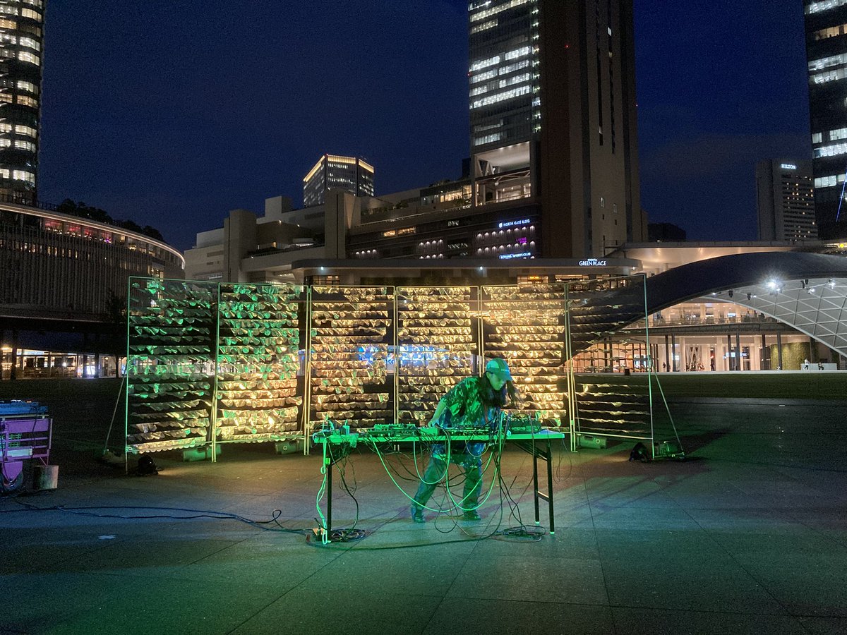 warutura415's tweet photo. グラングリーン大阪の「YOSETE UMEKITA」
DJに落語、音楽、ダンスどれも素晴らしくて、無料とは信じられへん。
野外パフォーマンスなので、夕刻から夜へ空の色の変化が背景として美しい。
また風が気持ちよくって、広々として最高の場所。
次もあればぜひ寄りたい。 https://t.co/TzFrMzhsoV