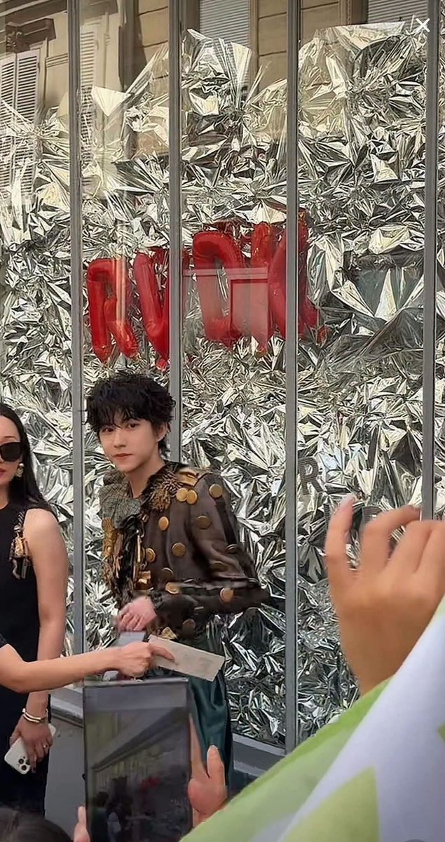Jinceng17's tweet photo. Every appearance by Liu Xuan Cheng celebrates fearless fashion choices, luxurious craftsmanship, masculine confidence, timeless elegance, and extraordinary visual impact together.

#LiuXuanChengPFW
#LiuXuanChengHCW27
#LiuXuanChengxRonaldVanDerKemp https://t.co/nEcJgS9jIp