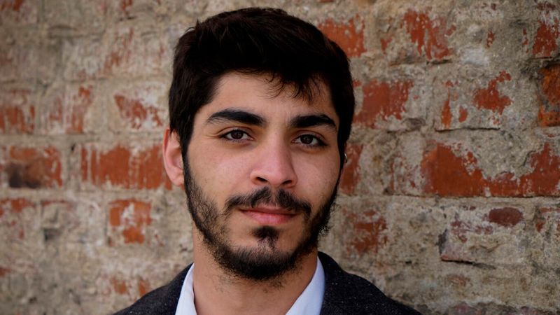 kisadalgamedya's tweet photo. 👉 Gözaltına alınan Hazar Dost serbest bırakıldı: Yaşadığı işkenceyi anlattı

"Dün gözaltına alındığım saatten itibaren tuvalete gitmeme izin verilmedi. Nezarethanede pet şişeye ihtiyacımı gidermem gerekti. Kullanmam gereken ilaçları defalarca talep etmeme rağmen getirmediler.
Sabah Çağlayan'a götüren ekip tarafından araçta küfür, hakarete uğradım. Çağlayan Nezarethanesi'ne gireceğimiz sırada beni araçtakilerden ayırıp kolumu bükerek nezarete sokmak istedi. Karşı gelmemin ardından kameraların göreceği şekilde fiziksel şiddete uyguladı."

https://t.co/yq7FR0JK6O