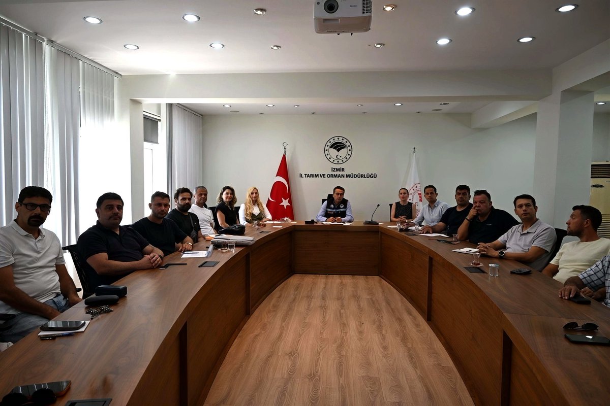 izmirtarim's tweet photo. 📢 Su Ürünleri Yetiştiriciliği Yönetmeliği Hakkında Bilgilendirme Toplantısı Gerçekleştirildi

04 Haziran 2026 tarihli ve 33270 sayılı Resmî Gazete'de yayımlanarak yürürlüğe giren Su Ürünleri Yetiştiriciliği Yönetmeliği kapsamında, Balıkçılık ve Su Ürünleri Şube Müdürlüğü personeli tarafından İzmir'de su ürünleri yetiştiriciliği faaliyetinde bulunan firma yetkililerine yönelik bilgilendirme toplantısı gerçekleştirildi.

Toplantıda, yeni yönetmelikle getirilen düzenlemeler, yetiştiricilik faaliyetlerinde uyulması gereken usul ve esaslar ile uygulama sürecine ilişkin önemli hususlar katılımcılarla paylaşıldı. Ayrıca, firma yetkililerinin soruları cevaplandırılarak mevzuata ilişkin değerlendirmelerde bulunuldu.
