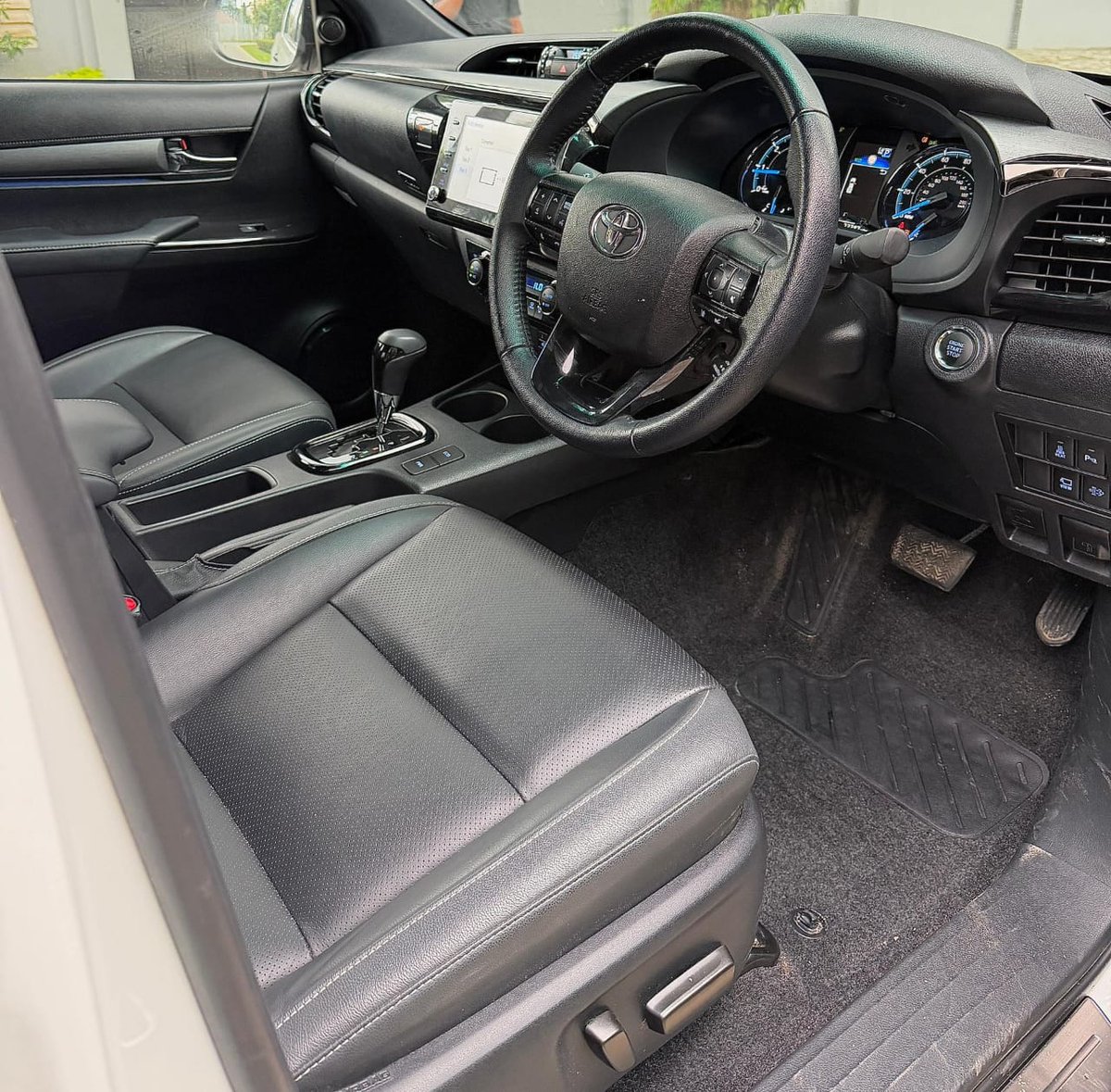 Nkya_motors's tweet photo. Toyota hilux
Year of manufacture 2023
Low mileage 
4X4
Automatic 
2.8L
1GD6 
Leather seats 
Power Seat 
Sport rims og
New tires 

Price 140,000,000/=

Plus Registration 
Clean condition

Call 0656522799

Kindly repost it🙏 https://t.co/VhUlOmjECU