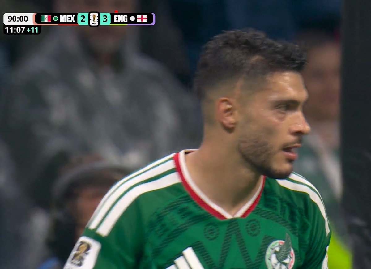 vlcivn's tweet photo. Estaba viendo la repeticion y vi que en los últimos minutos del partido, Raúl se quitó el protector de la cabeza, así jugó por más de 10m, no sé ustedes pero me dio a entender que literal estaba entregando su vida para ganar ese partido, Te Amo Raúl Jimenez, el mejor 9 https://t.co/mnfq7SXjAQ