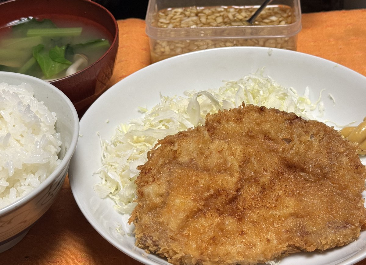 nanzansan's tweet photo. とんかつを揚げろと言わんばかりのロース切身㌘98円を買ってきたので揚げました。うまい https://t.co/mJelQNS2wT