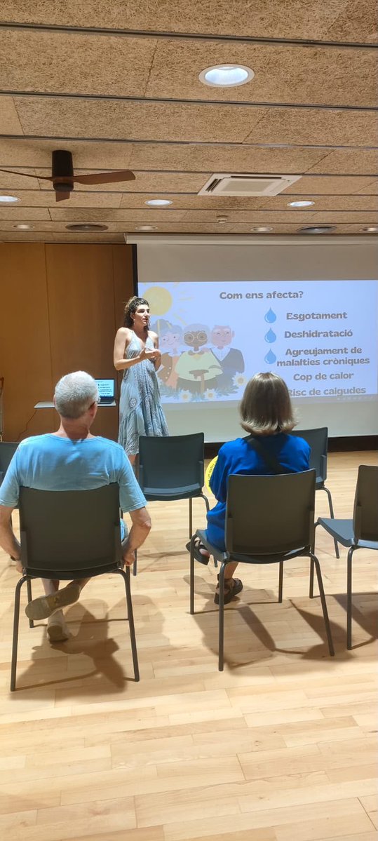 CAPSBEsq's tweet photo. La Laura, infermera del #CAPComteBorrell, ha estat avui a l'Espai de Gent Gran del Carrer Rosselló amb una xerrada sobre l'#onadadecalor ☀️
Ha donat consells per a prevenir els cops de calor, prevenir el càncer de pell i ha fet promoció dels refugis climàtics del barri. https://t.co/mMNcEya0Uc