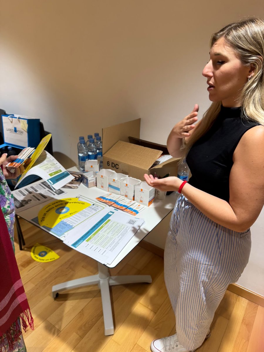 CAPSBEsq's tweet photo. La Laura, infermera del #CAPComteBorrell, ha estat avui a l'Espai de Gent Gran del Carrer Rosselló amb una xerrada sobre l'#onadadecalor ☀️
Ha donat consells per a prevenir els cops de calor, prevenir el càncer de pell i ha fet promoció dels refugis climàtics del barri. https://t.co/mMNcEya0Uc