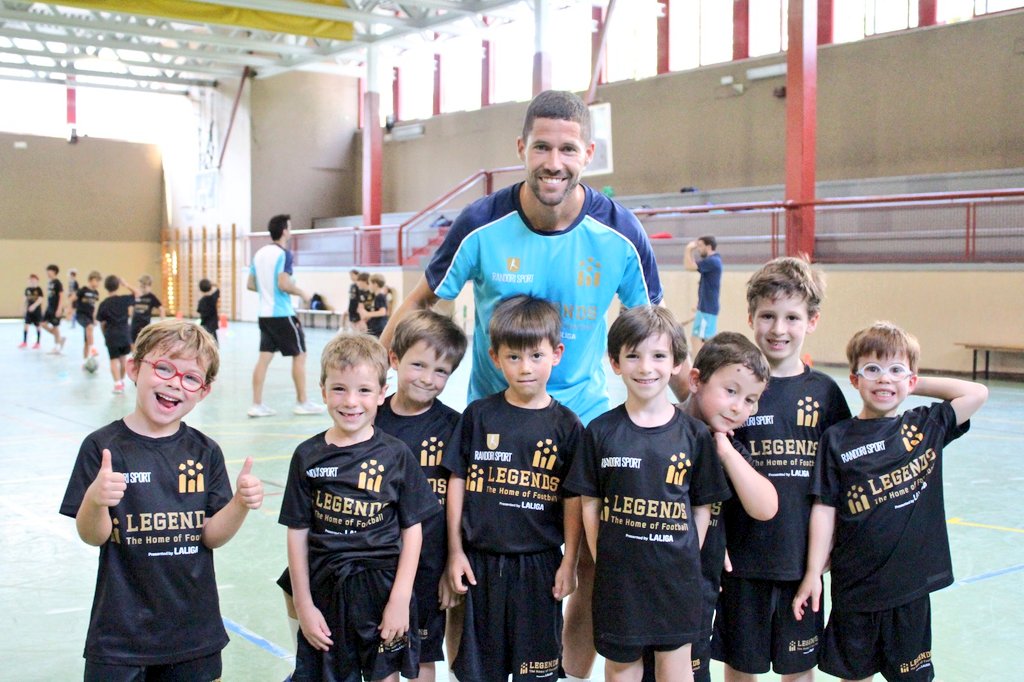 RandoriSport's tweet photo. 🤩 Una mañana increíble en el colegio @paraisosscc @cdparaisosscc con la visita de @17RaulCampos al Campus @museolegends

➕3️⃣5️⃣ jugadores han disfrutado con el capi🇪🇸

🤝🏻 Aprendizaje, preguntas y mucho fútbol sala https://t.co/yNHFy6Md0Q