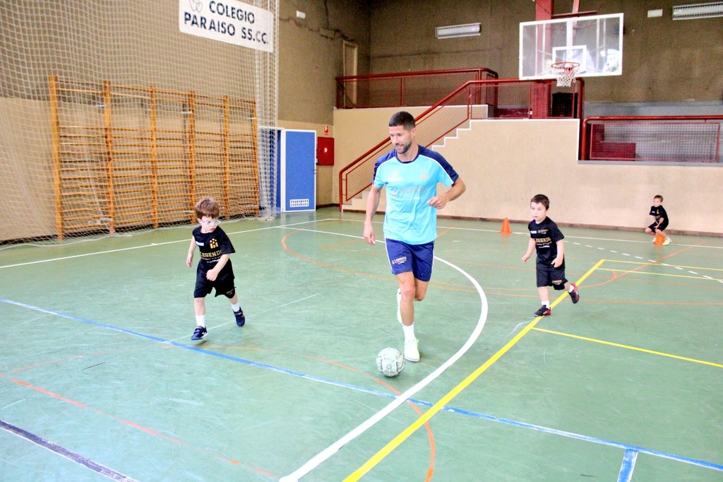 RandoriSport's tweet photo. 🤩 Una mañana increíble en el colegio @paraisosscc @cdparaisosscc con la visita de @17RaulCampos al Campus @museolegends

➕3️⃣5️⃣ jugadores han disfrutado con el capi🇪🇸

🤝🏻 Aprendizaje, preguntas y mucho fútbol sala https://t.co/yNHFy6Md0Q