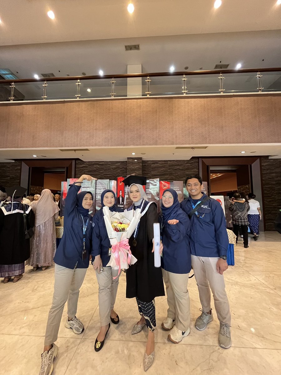 morecaffeinat3d's tweet photo. ter memorable, baru 1 bulan di sekre fisip, gue wisuda dirayain dikasih bunga :) akhirnya gue ngide cetak fotonya &amp; yaaaa seruangan majang foto di mejanya masing2 :( gmn gue ga sedih si yaallahhhhhh https://t.co/WXrEofmi59