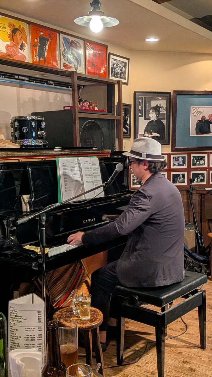 Gannco's tweet photo. リクオ Guest:小松竜吉
＠ 出町柳 Jazz cafe Murra(むーら)
リクオ(vo,pf) 小松竜吉(sax)
リクオとむーらがやっと、学生時代からの仲間の竜吉さんが繋いでくれて。
今夜のテーマは「ブルース・夜の酒場・昭和」って、すごくピアノが鳴っててこんな曲ってカバーも。初duoとは思えないほどの出来上がり。 https://t.co/bTE3YGcjZo