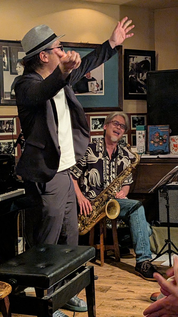 Gannco's tweet photo. リクオ Guest:小松竜吉
＠ 出町柳 Jazz cafe Murra(むーら)
リクオ(vo,pf) 小松竜吉(sax)
リクオとむーらがやっと、学生時代からの仲間の竜吉さんが繋いでくれて。
今夜のテーマは「ブルース・夜の酒場・昭和」って、すごくピアノが鳴っててこんな曲ってカバーも。初duoとは思えないほどの出来上がり。 https://t.co/bTE3YGcjZo