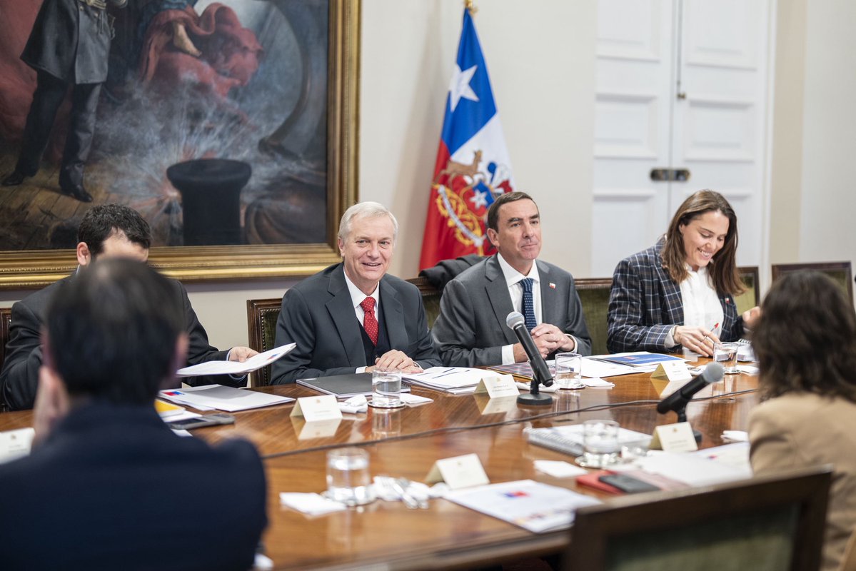 PresidenteKast's tweet photo. Esta mañana trabajamos junto al Comité Social para fortalecer el trabajo entre ministerios y seguir impulsando soluciones concretas para las familias chilenas. https://t.co/2wtcVWmEMF