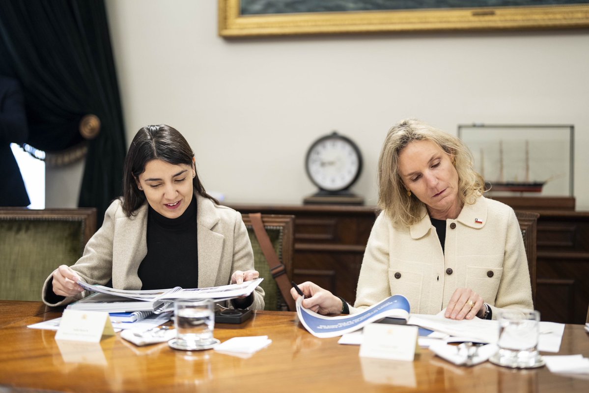 PresidenteKast's tweet photo. Esta mañana trabajamos junto al Comité Social para fortalecer el trabajo entre ministerios y seguir impulsando soluciones concretas para las familias chilenas. https://t.co/2wtcVWmEMF