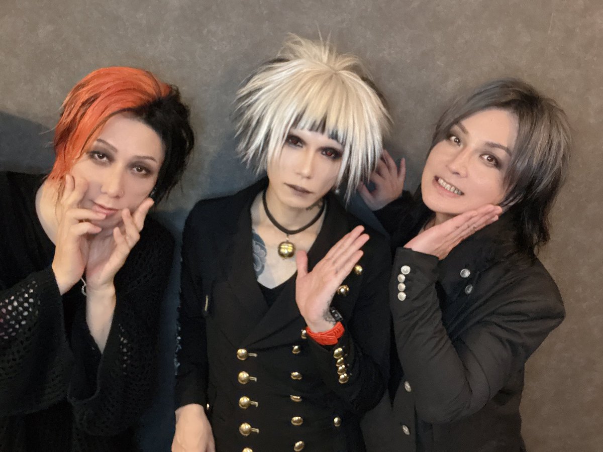 YuI_VaguProject's tweet photo. 本日のVagu*Projectのライブは終わりました
19代目梅雨将軍 「シルバーラッシュ将軍」
銀幕一楼とTIMECAFEとビバラッシュの2マンのOAでした
MCでお伝えした通りの優しさがありましたチケ発後の出演掲載にご足労頂き有難う御座いました
然し歯痒さは残るのが本音ではあります
臥薪嘗胆である、オッス https://t.co/uQJXnlfZyd
