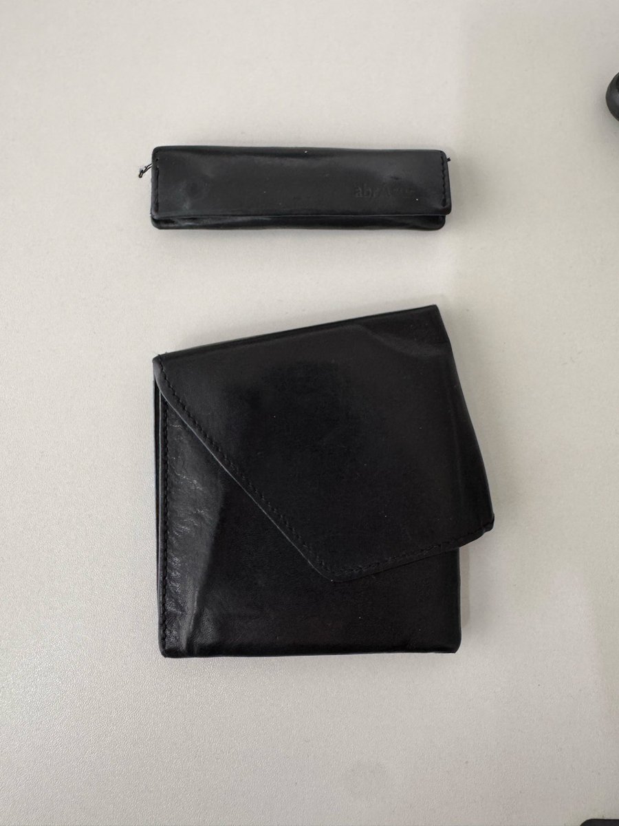 bf_af_jiko's tweet photo. 財布の中身を減らすきっかけになった
財布と小銭入れ。
本当に身軽になった
最近はスマホケースを財布にしてるから手放します
thx  goodbey
#abrAsus
#断捨離
#メルカリ https://t.co/0C5zAiPT0X