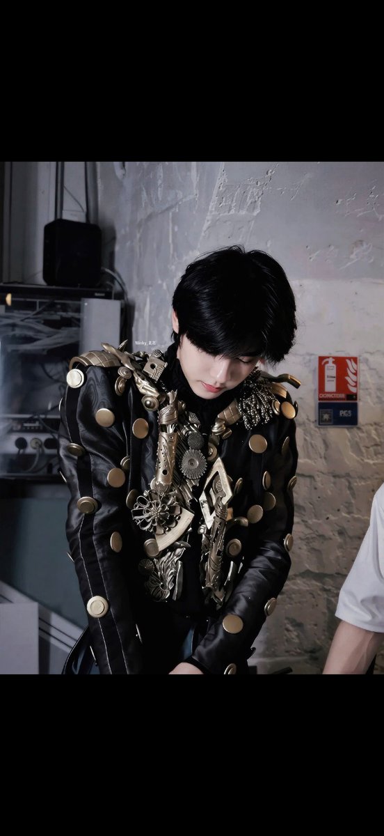dali_lamor's tweet photo. Liu Xuan Cheng continues to impress. Ronald van der Kemp added the perfect finishing touch.

#LiuXuanChengPFW #LiuXuanChengHCW27 #LiuXuanChengxRonaldVanDerKemp https://t.co/pUFo9br9xt