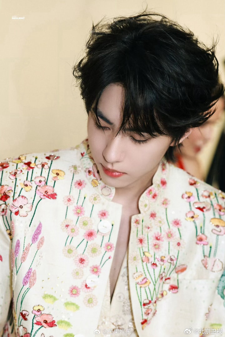 ToQuyen273's tweet photo. Some people just have that natural runway charm, and Liu XuanCheng is definitely one of them. He looks like he jumped straight off a glossy magazine page and into reality.

#LiuXuanChengPFW #LiuXuanChengHCW27 #LiuXuanChengxRonaldVanDerKemp https://t.co/I4VkSMWb0J