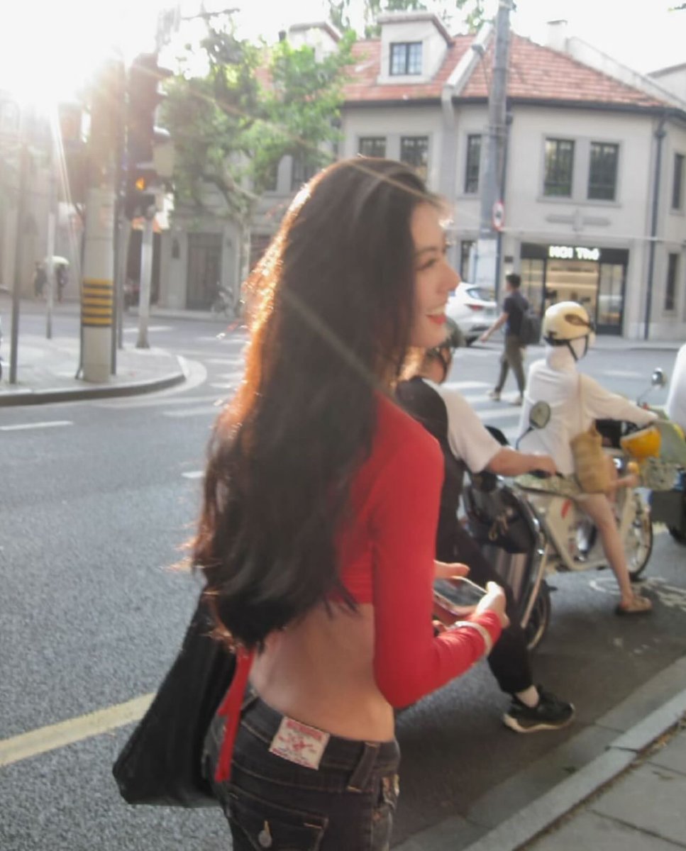 VeronicaSh84743's tweet photo. Golden hour hits different when the whole street slows down just to catch the light 🌇 https://t.co/NY2CoCtVt4
